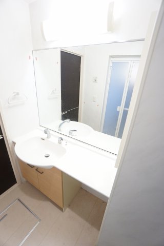 洗面設備　※クリーニング前のお部屋です