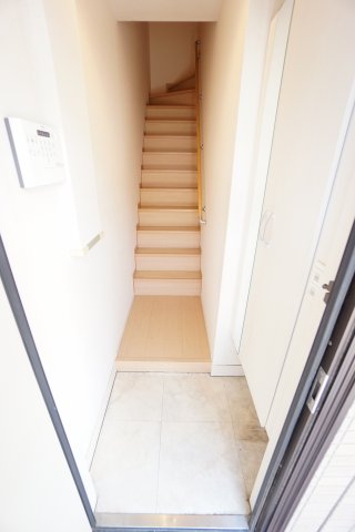 玄関　※クリーニング前のお部屋です