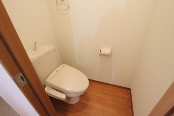 トイレ　温水シャワー付きトイレです