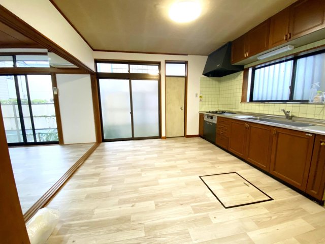 春日部藤塚戸建てガレージの居間写真