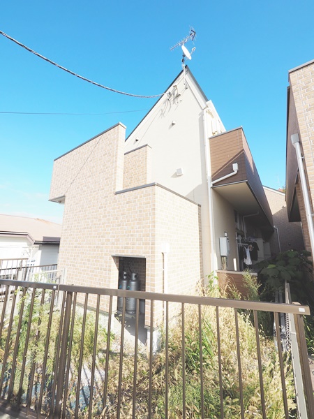 建物外観　シンプルで落ち着いたデザインの外観です
