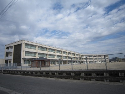 小学校　姶良市立松原なぎさ小学校（小学校）まで884m