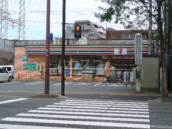 コンビニ　セブン‐イレブン 福岡高宮１丁目店（コンビニ）まで556m