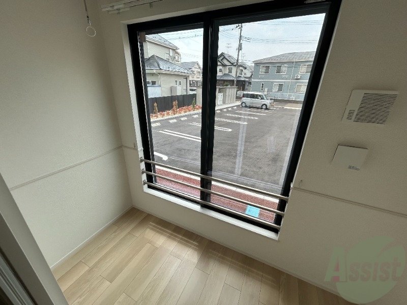 バルコニー　サンルームを撮影しました。洗濯物を干せます。