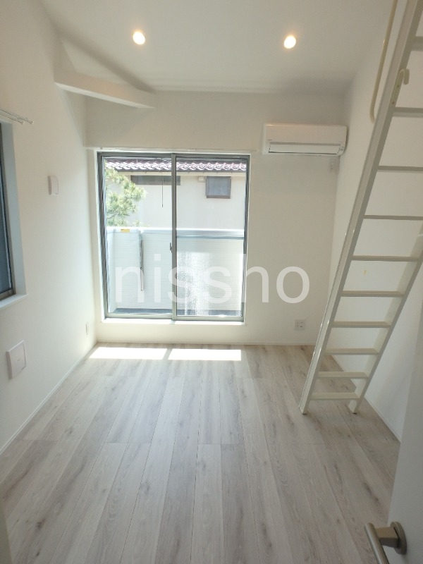 居室・リビング　床暖房付きの洋室６帖！寒い日でも暖かいです♪