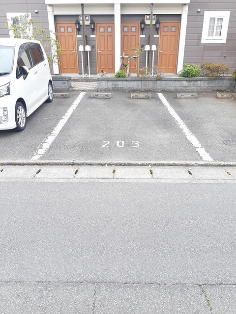 駐車場　駐車場があるので、車を買う予定の方も安心です