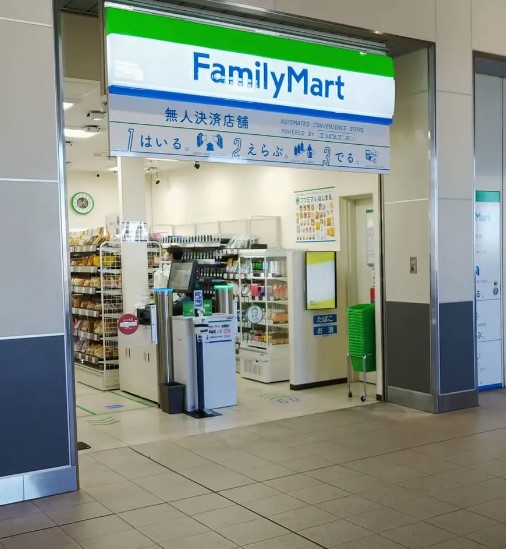 コンビニ　ファミリーマート 岩槻駅店（コンビニ）まで692m