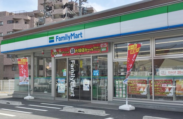 コンビニ　ファミリーマート 中川舟戸店（コンビニ）まで738m