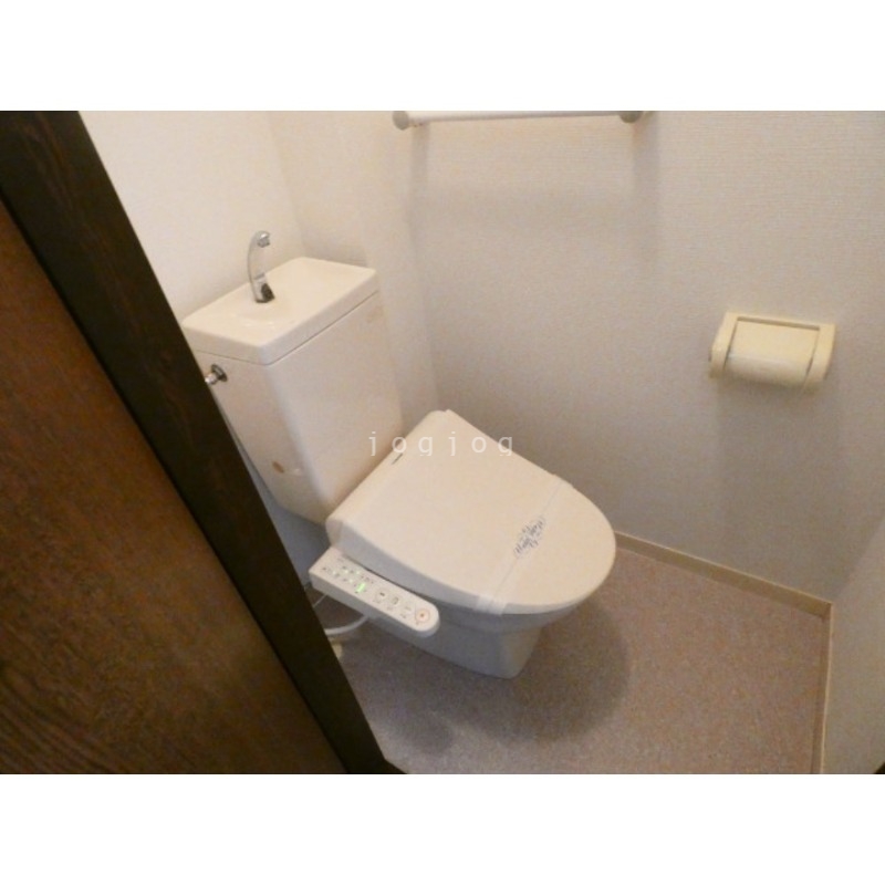 トイレ　嬉しい温水洗浄便座付きのトイレです。