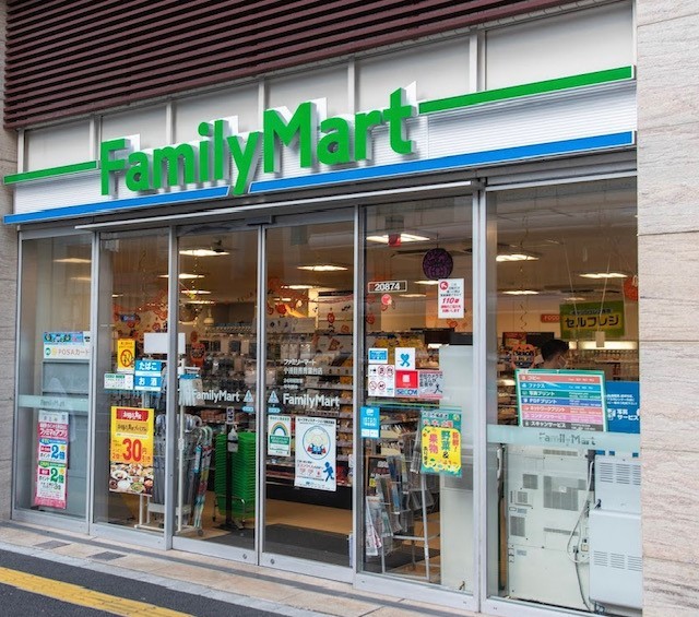 コンビニ　ファミリーマート　小浦中目黒店（コンビニ）まで798m