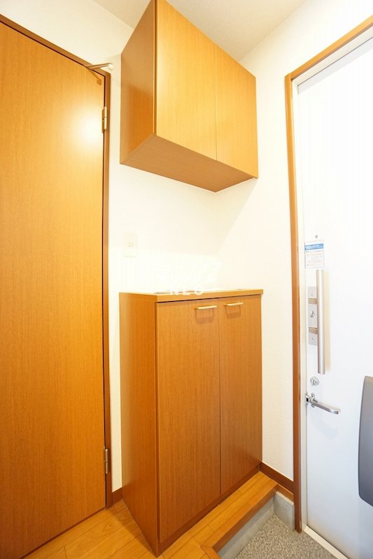 玄関　上下に分かれた使い勝手の良いシューズボックス付きです☆