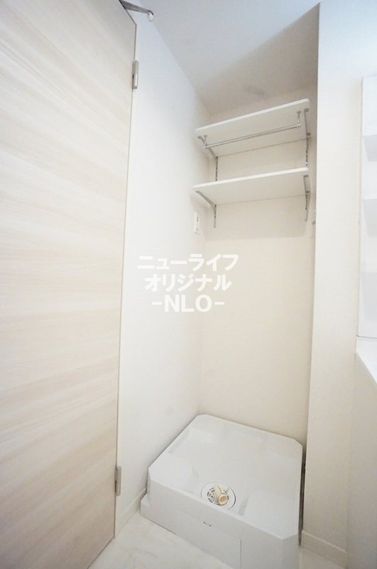 その他　洗濯機置き場　タオルや洗剤を置ける可動式棚があります。