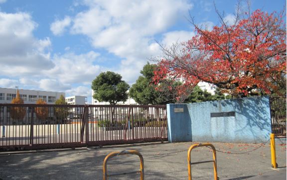 小学校　高槻市立富田小学校（小学校）まで574m