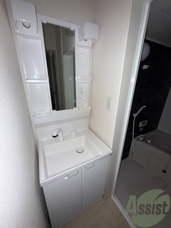 洗面設備　洗面台の写真です。朝の準備が捗りますね。