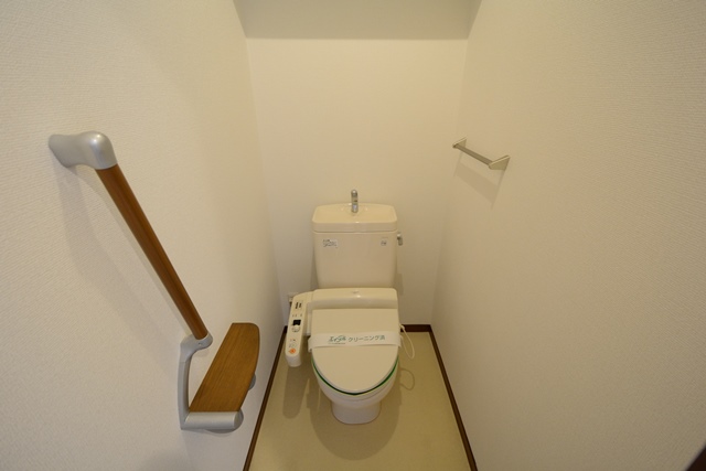 トイレ　温水洗浄便座付きのトイレです♪