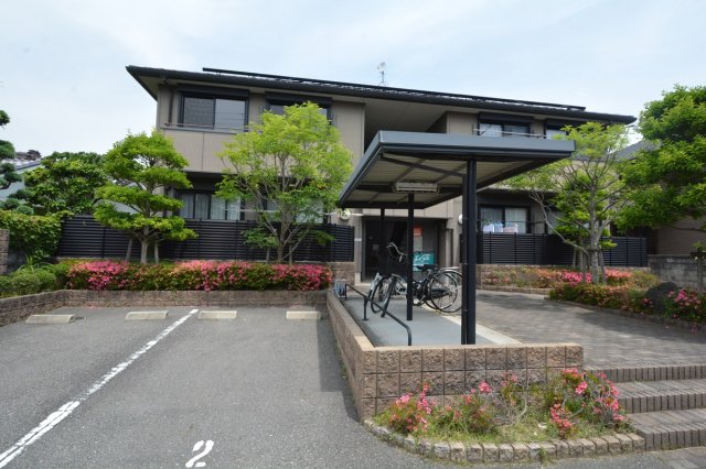建物外観　宅配ボックス付きで不在時にも便利♪