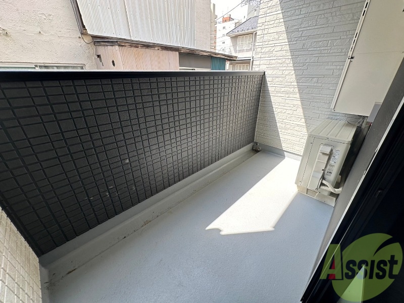 バルコニー　バルコニーです。日差しが当たっていて広いですね。