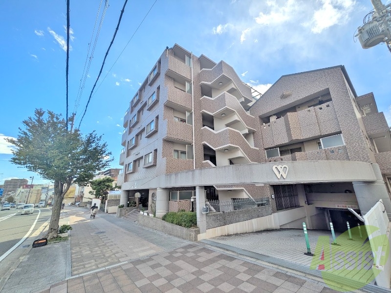 建物外観　存在感のある外観は落ちついた色合いで、堂々としていますね。