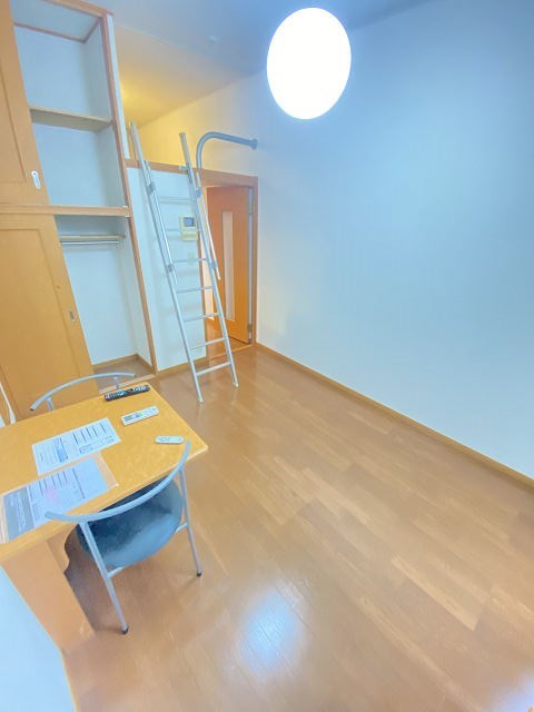 居室・リビング　こちらのリビングで趣味の時間をお楽しみください