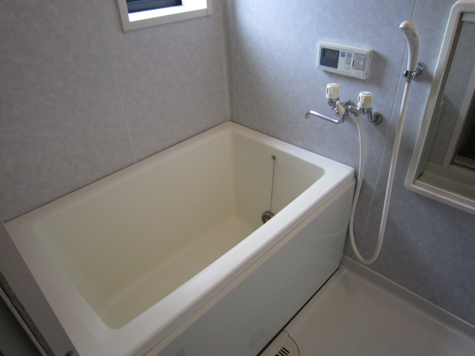 バス・シャワールーム　追焚機能付きバス：浴室に窓あり