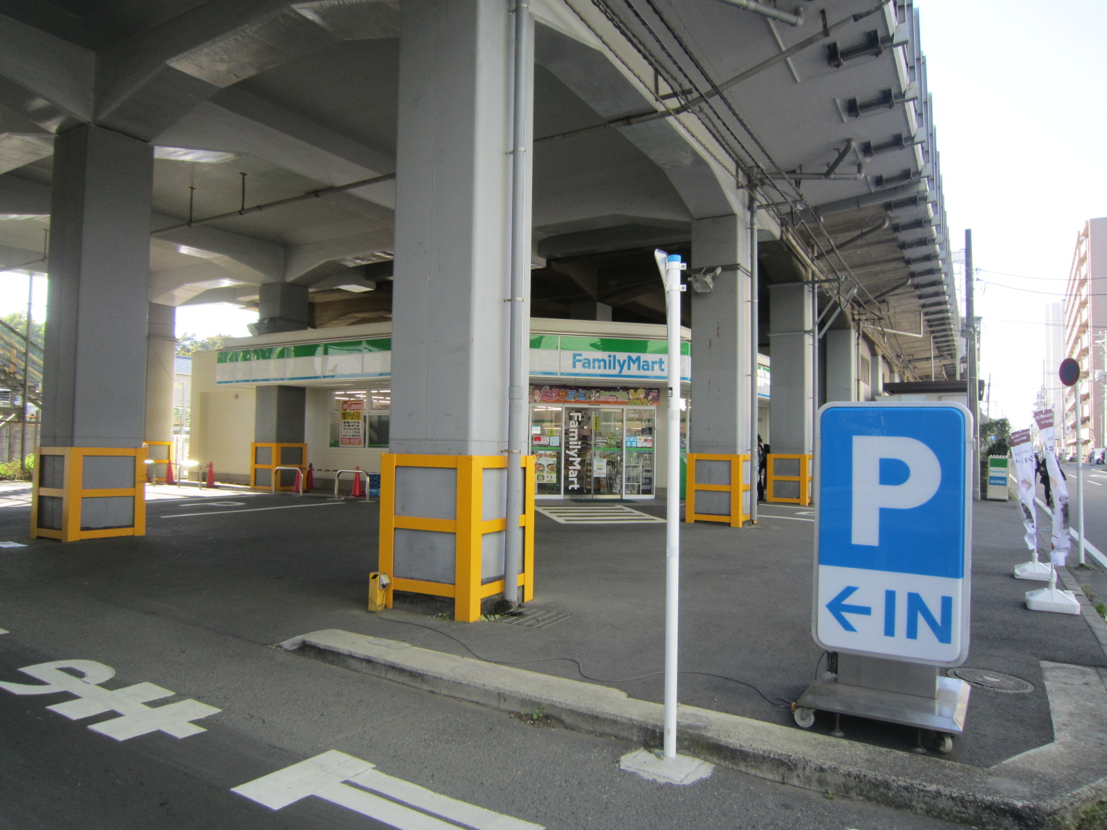 コンビニ　ファミリーマート新横浜駅西店（コンビニ）まで262m