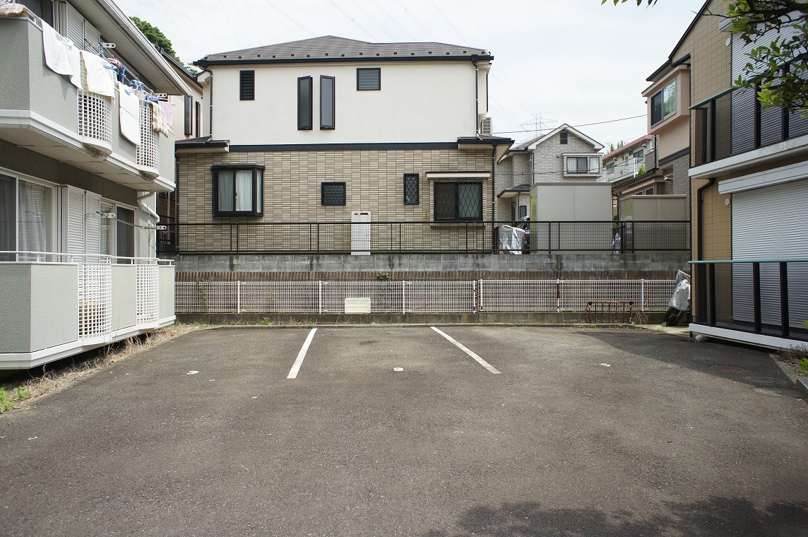 駐車場　敷地内駐車場有～別契約月額１３，２００円・要空確認！２台可！