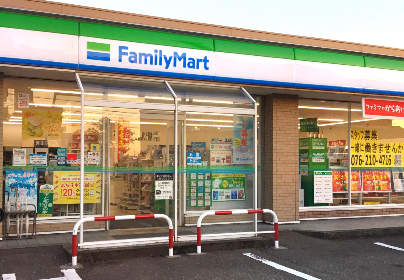 コンビニ　ファミリーマート金沢中央市場店（コンビニ）まで749m