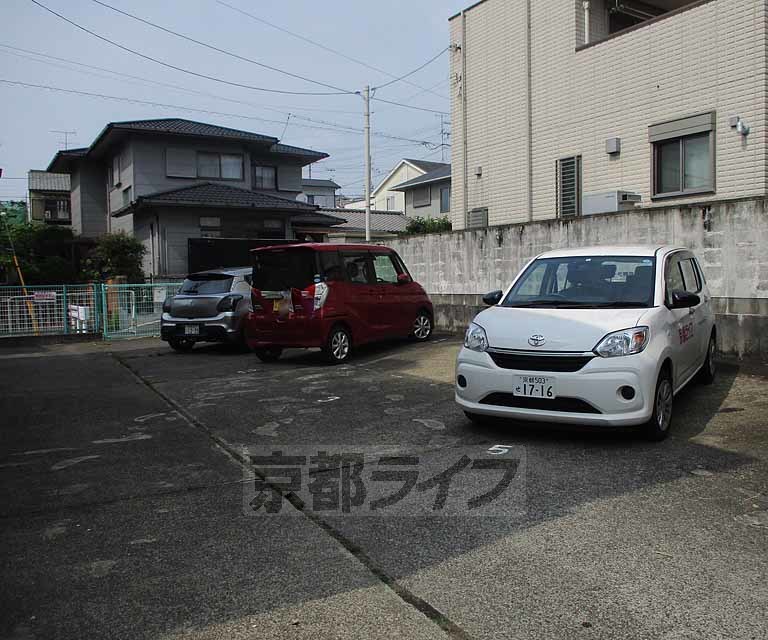 【宇治市五ケ庄のアパートの駐車場】