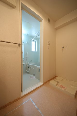 洗面設備　ゆったりとスペースのある洗面所