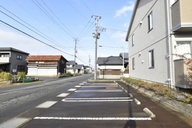 【三条市西裏館のアパートの駐車場】