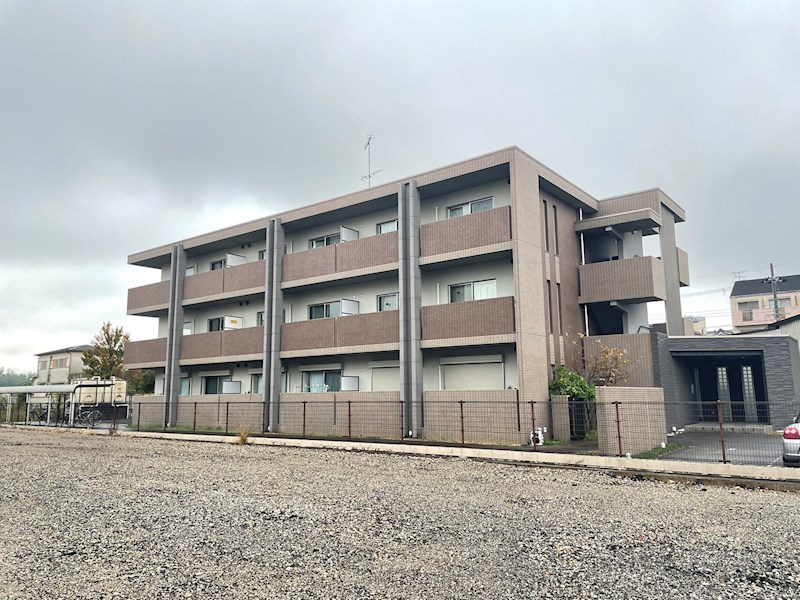 京田辺市三山木直田のマンションの建物外観