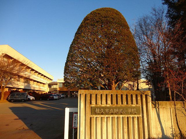 【佐久市高柳のアパートの小学校】