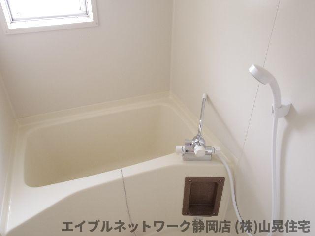 バス・シャワールーム　コンパクトで使いやすいお風呂です