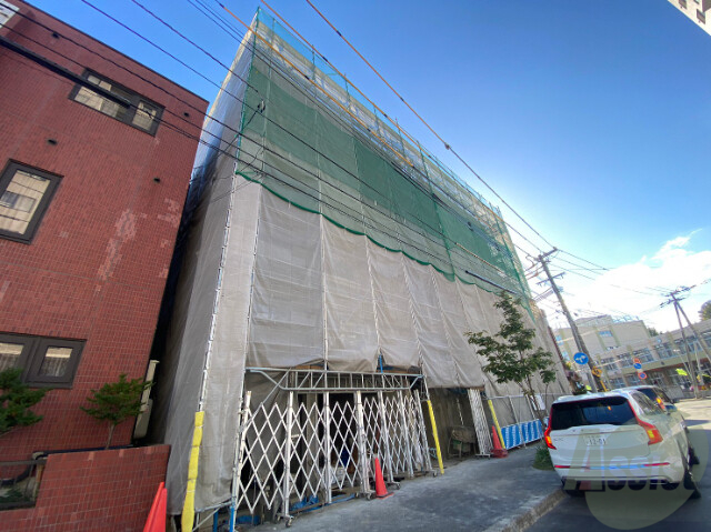 【札幌市中央区北八条西のマンションの建物外観】