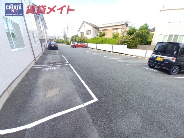 【松阪市荒木町のアパートの駐車場】