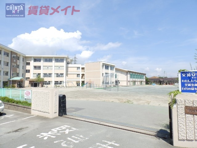 【松阪市荒木町のアパートの小学校】