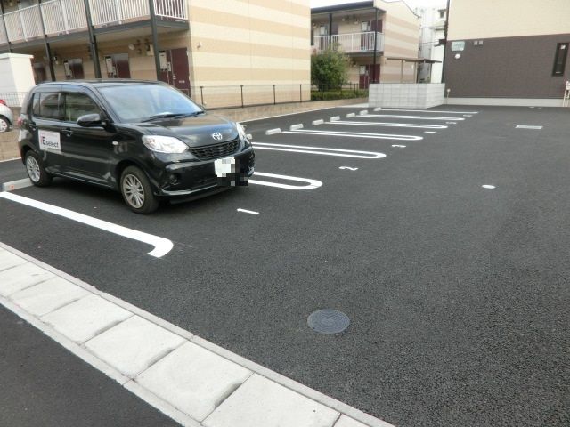 【市原市白金町のアパートの駐車場】