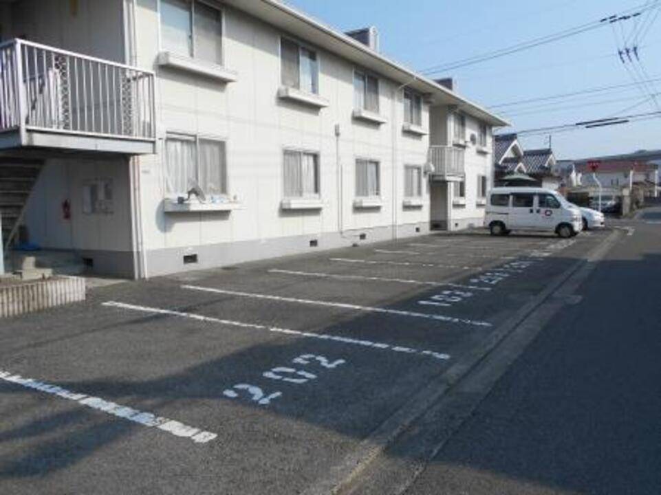 【松山市古川南のアパートの駐車場】