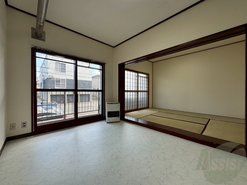 居室・リビング　リビングです。窓が大きくて明るいですね！