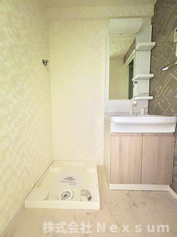 洗面設備　独立洗面化粧台が付いています