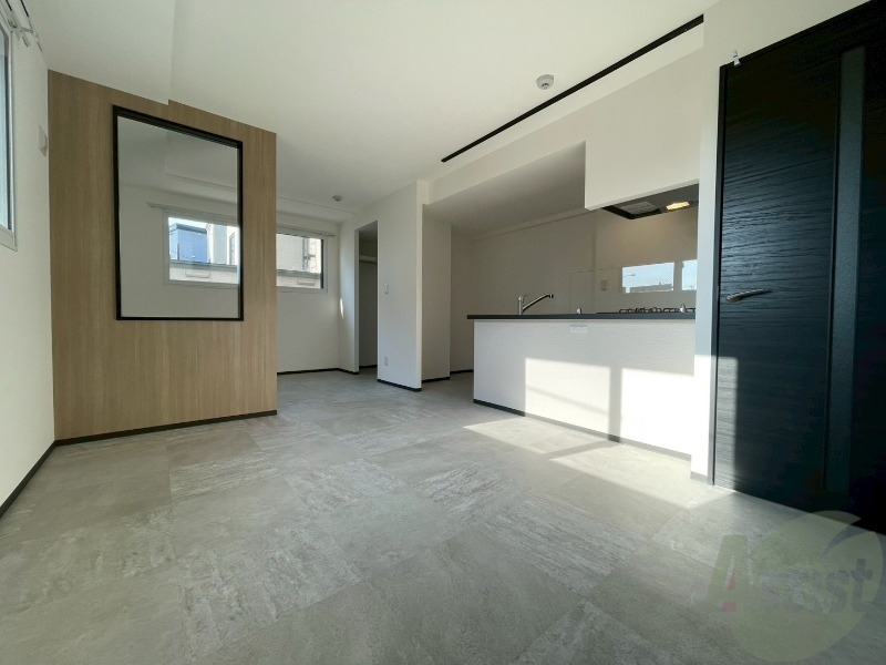 居室・リビング　フローリングや壁の色がお洒落な印象のリビングです。