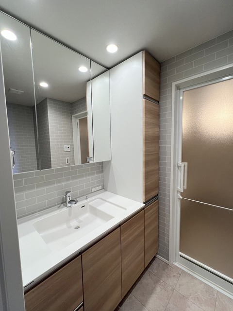 洗面設備　三面鏡付きで収納スペースたっぷりの洗面化粧台♪