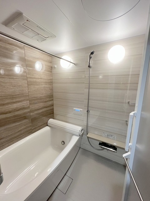 バス・シャワールーム　ゆったりサイズのバスルームは追い焚き・浴室乾燥機付きです♪