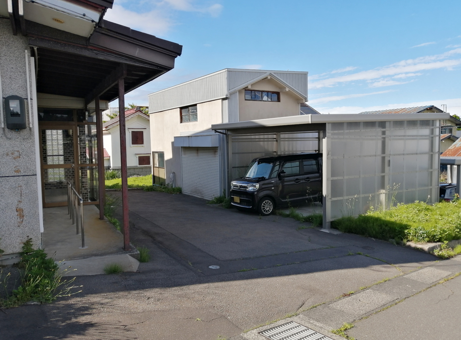 駐車場　カーポートがあると車の雪下ろしが不要で嬉しいですね！