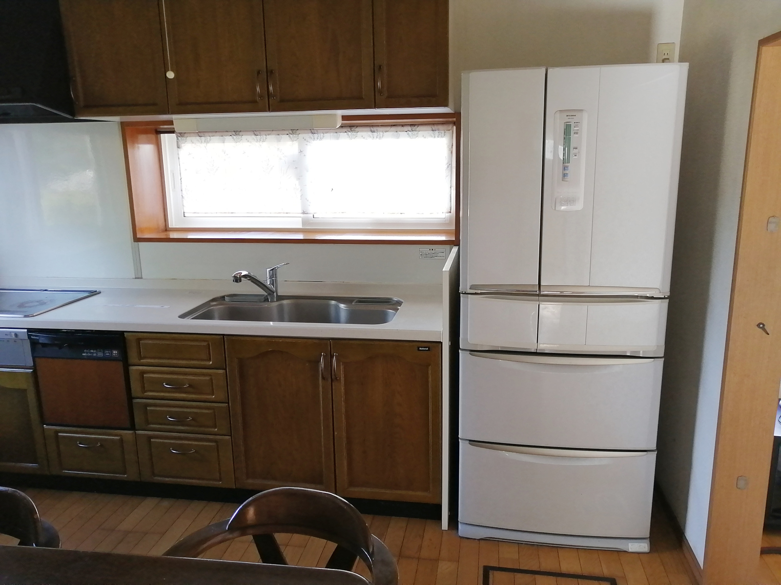 キッチン　システムキッチンと冷蔵庫があります。