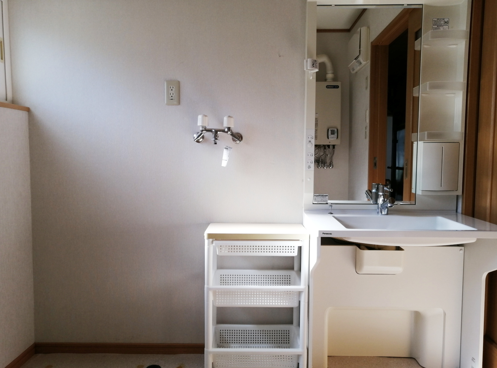 洗面設備　洗剤や洗面道具を置けるキャスター付きワゴンがあります。