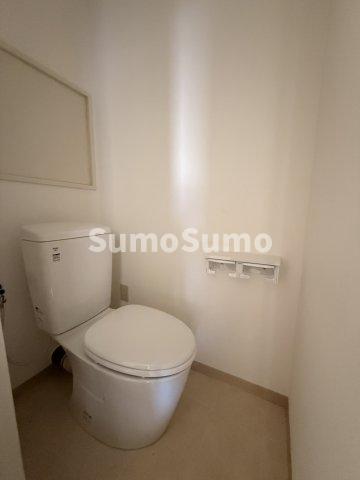 トイレ　落ち着いた色調のトイレです