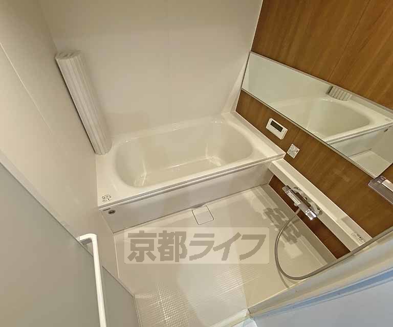 バス・シャワールーム　ゆとりある広さの浴室です。