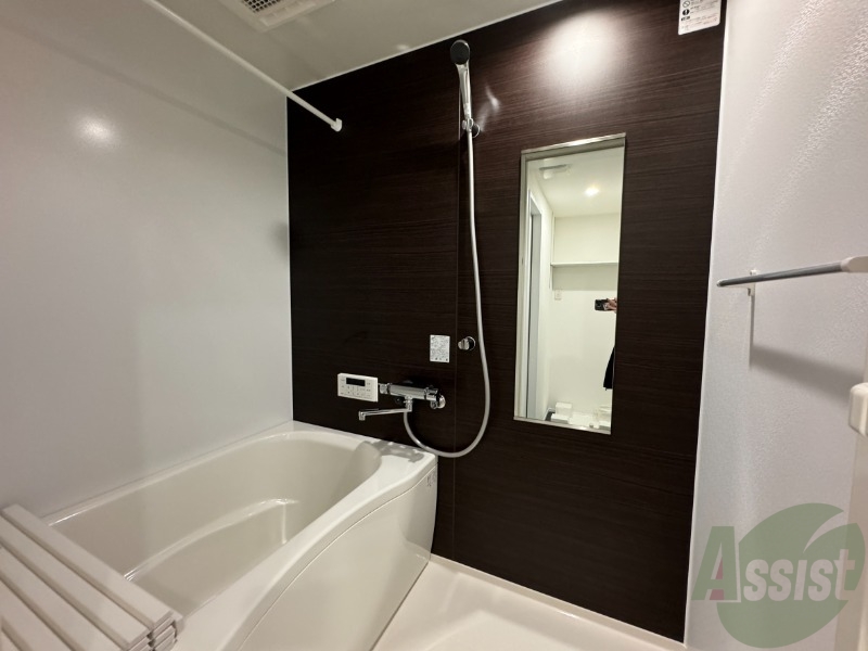 バス・シャワールーム　浴室は広めなのでゆったり落ち着けそうですね。