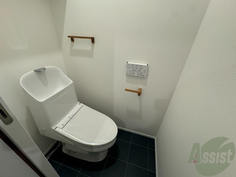 トイレ　トイレはウォシュレット機能付きです。安心して使用できますね。